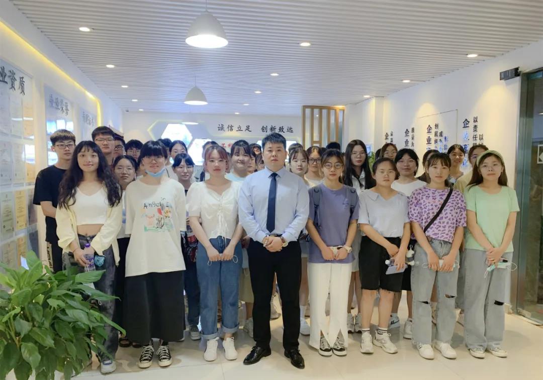 河南財(cái)政金融學(xué)院應(yīng)屆畢業(yè)生走進(jìn)榮盛耐材參觀學(xué)習(xí)