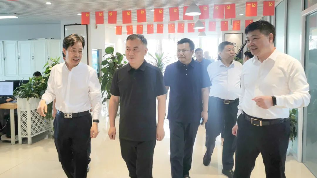 新密市委常委、政法委書記劉軍杰一行蒞臨榮盛科技集團(tuán)調(diào)研指導(dǎo)